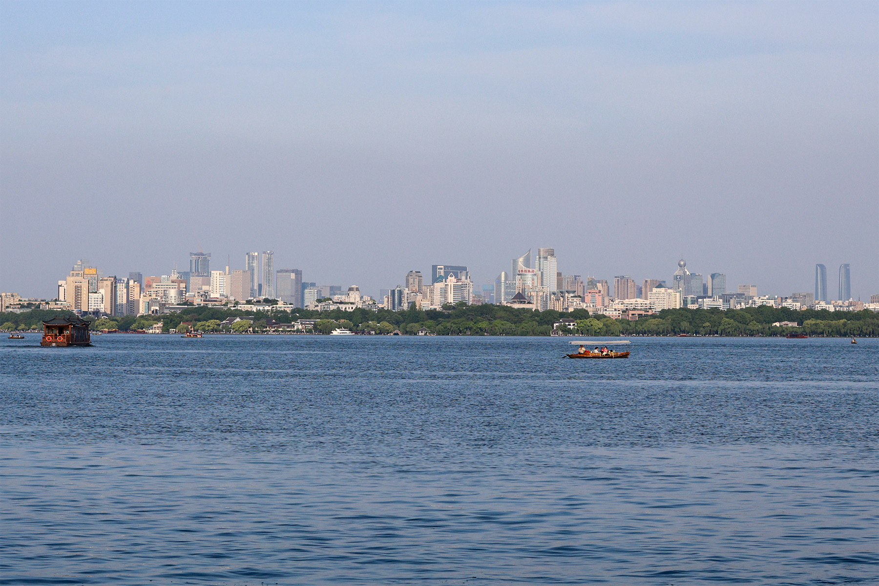 杭州西湖与城市天际线